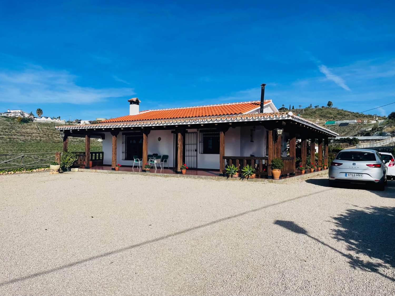 Casa de campo independiente con 10.000 m2 de mangos y aguacates.