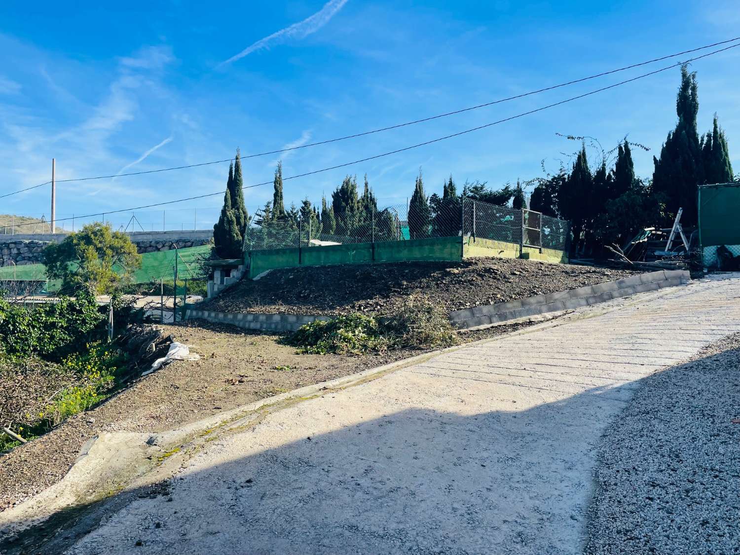 Casa de campo independiente con 10.000 m2 de mangos y aguacates.