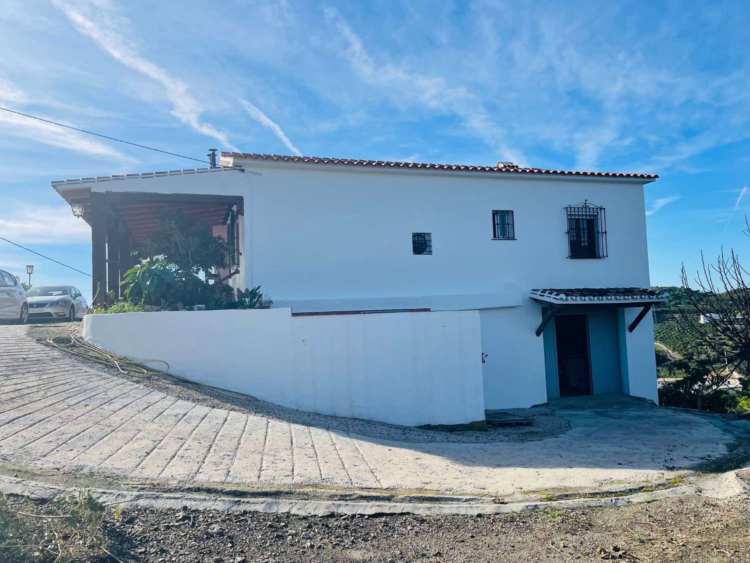 Casa de campo independiente con 10.000 m2 de mangos y aguacates.